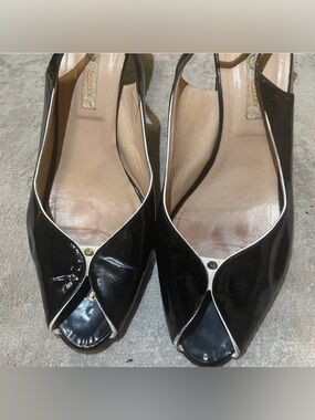 Vintage Gucci patent black Peep-Toe Slingback kitten Heels with White Piping